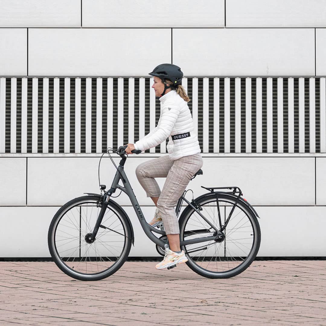 Mujer andando en bicileta por la ciudad